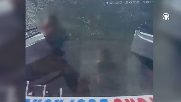 Haliç’te Yolcu Teknesi Kazası: Görevlinin Düşüş Anı Görüntülendi