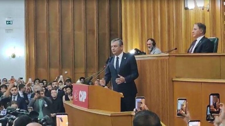 Özgür Özel’in Veda Konuşması: ‘Vakti Geldi, Hüznü Taşıyarak Ayrılıyorum’