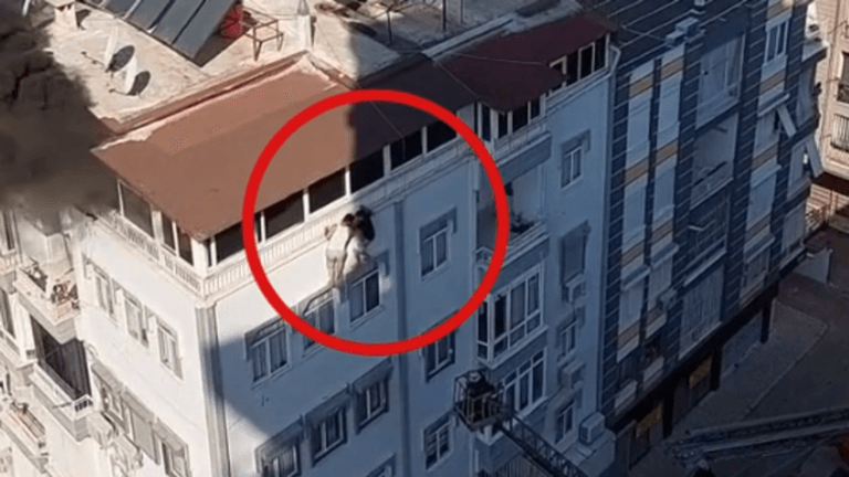 Terasta Mahsur Kalan 2 Kişi Son Saniyede Kurtarıldı