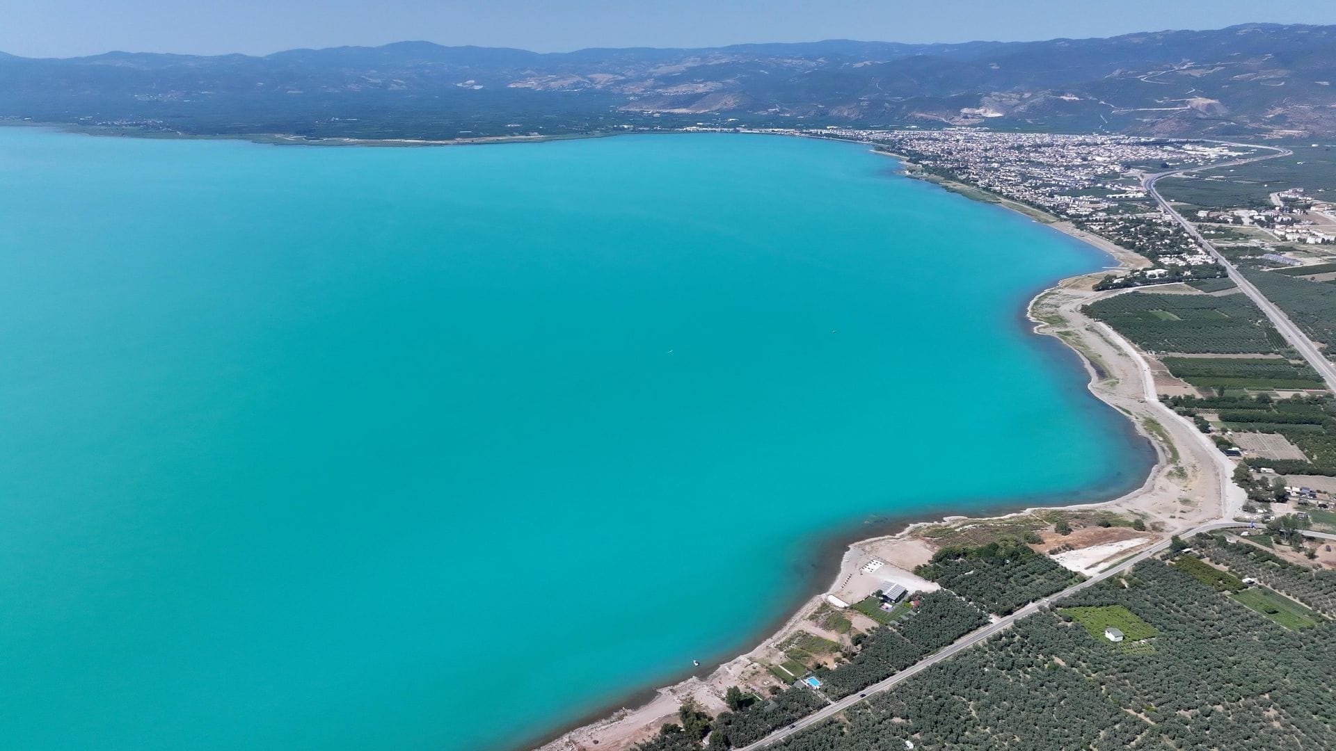Iznik Lake Turns into Turquoise: A Breathtaking Sight