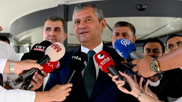Yeni Parti Kuruluyor: CHP Grup Başkanı Özgür Özel Açıkladı