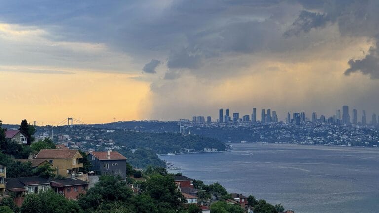 İstanbul’u Saran Fırtına: Ağaçlar Devrildi, Çatılar Uçtu