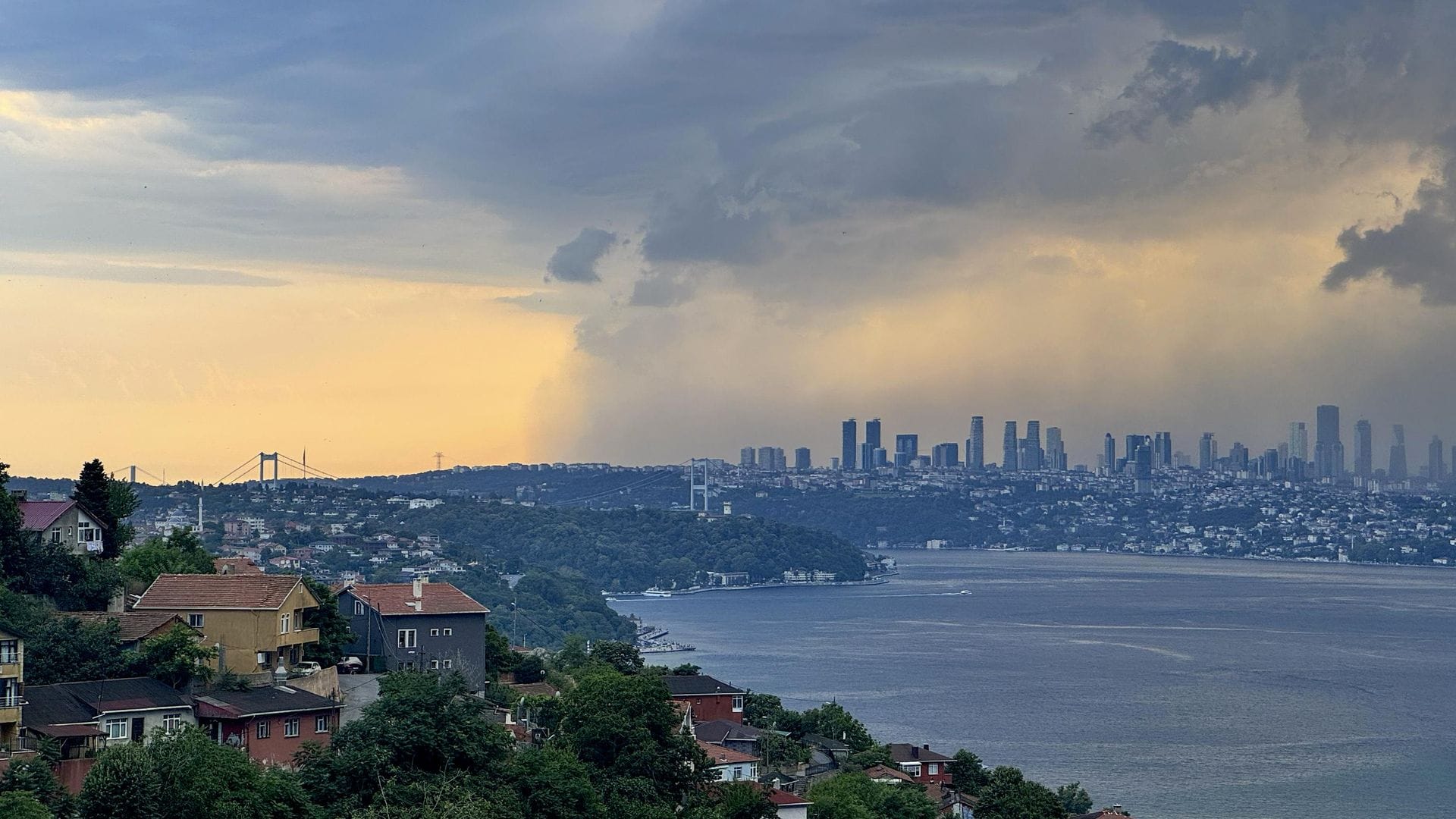 Storm Hits Istanbul: Trees Uprooted, Roofs Torn Off