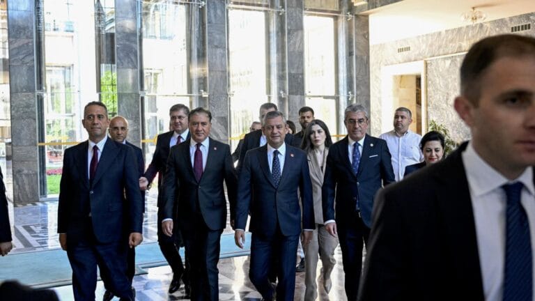 CHP’den Ayrılan Milletvekilleriyle Özgür Özel’in Yeni Partisi İmzalara Açılıyor