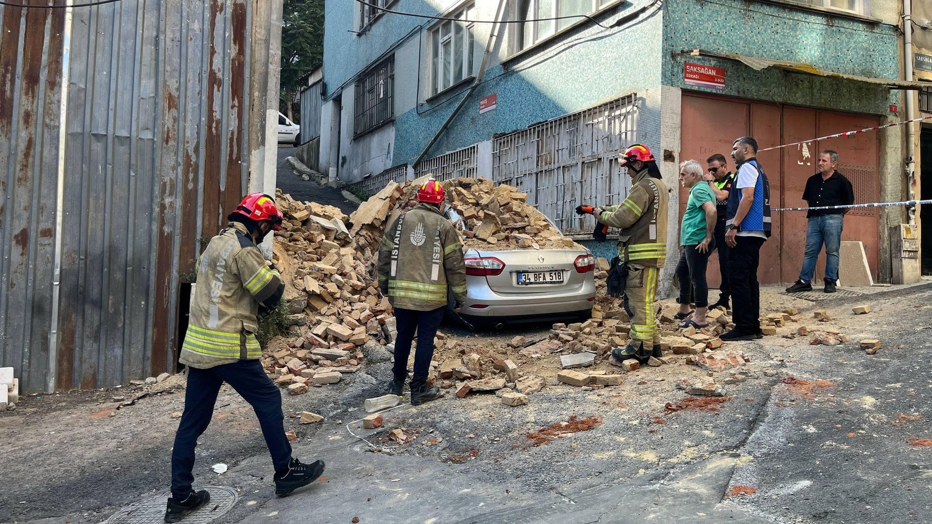 İstanbul’da Metruk Bina Çöktü: Park Halindeki Araç Hasar Gördü