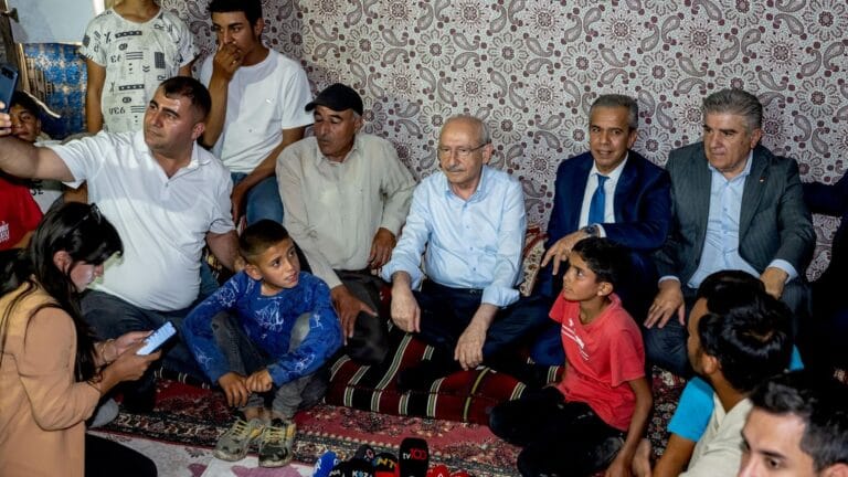 Kılıçdaroğlu, Mevsimlik Tarım İşçileri ile Buluştu