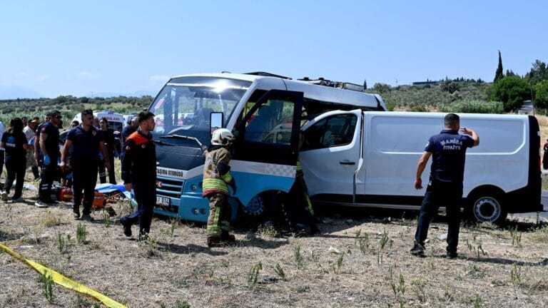 Manisa’da Midibüs ve Panelvan Çarpıştı: 1 Kişi Hayatını Kaybetti, 10 Kişi Yaralandı