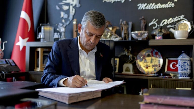Yeni Parti’de Yönetime Giren İsimler Açıklanıyor