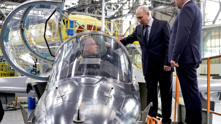 Putin, İrkutsk Havacılık Fabrikası Ziyaretinde Uçak Üretimi İnceledi