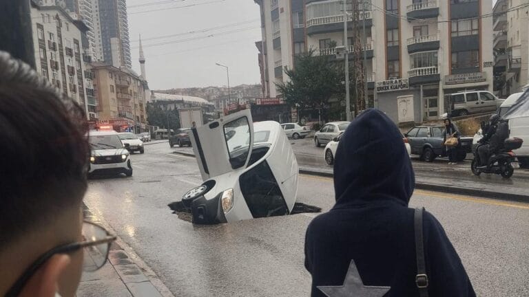 Ankara’da Yağmurun Etkisi: Yol Çökmesi Bir Aracı Tehlikeye Attı