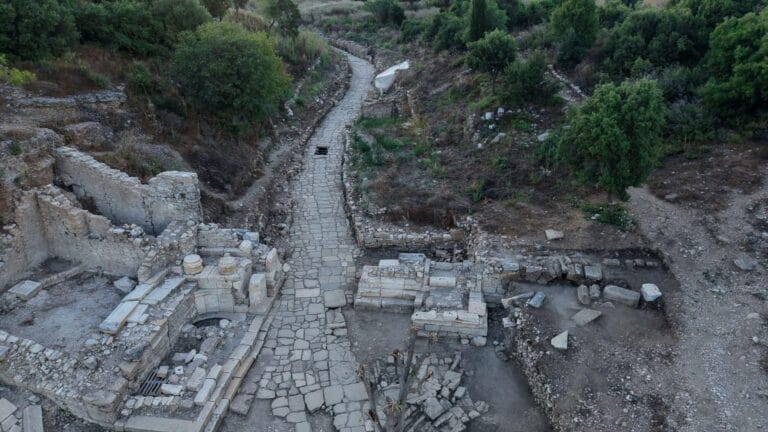Aspendos’un 2 Bin Yıllık Tiyatro Caddesi’nde 300 Metrelik Bölüm Gün Yüzüne Çıktı