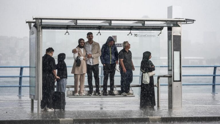 İstanbul’u Su Bastı: 57 Kilogram Yağış Hayatı Felç Etti