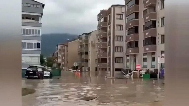 Kastamonu’da Gece Yarısı Yaşanan Su Baskınları: Zemin Katlarda Oturanlar Güvenli Yerlere Taşındı