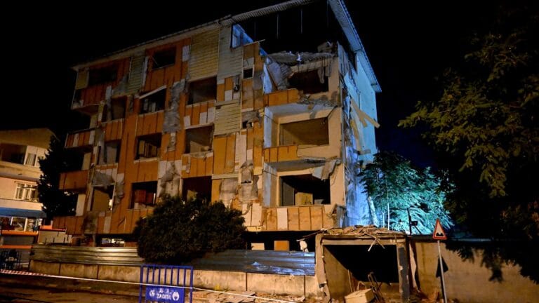 Kartal’da Kentsel Dönüşüm Sırasında Binada Kısmi Çökme: Mahalle Sakinleri Endişeli