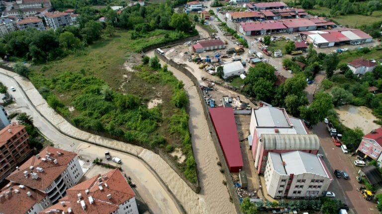 Kastamonu Cide’de Sel Etkisinden Etkilenen Ailelere Yardım Ödemesi