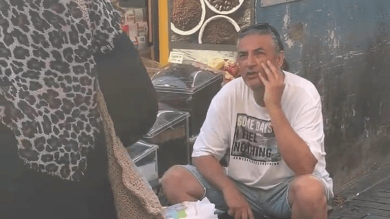 Sanatçı Çelik’in pazarda banyo lifi satması dikkatleri çekti