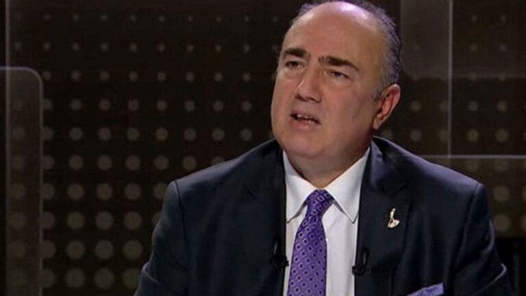 Türk Medyasının Ünlü İsimlerinden Vedat Yenerer’in Hayatını Kaybettiği Açıklanmıştır