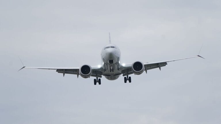 Boeing 737 Max Uçakları için Acil Çatlak Kontrolü Gerekiyor