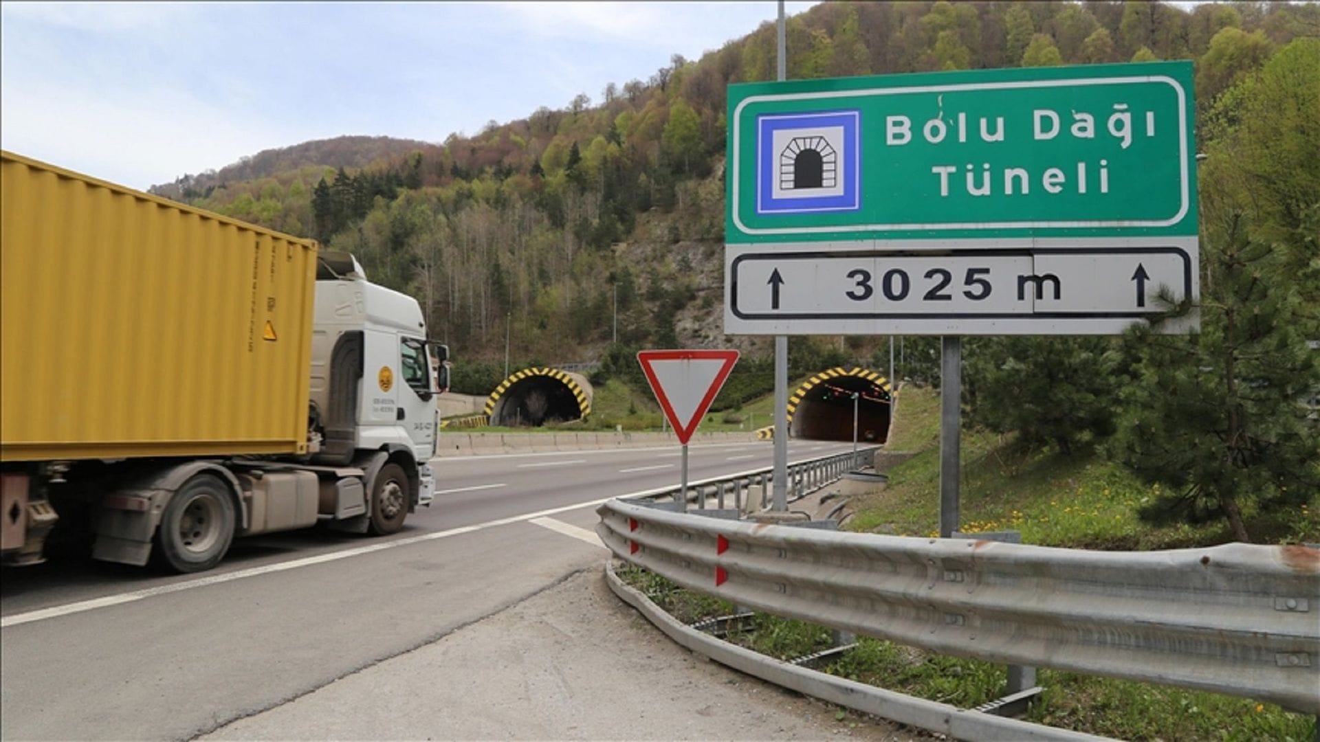 Bolu Dağı Tüneli Yangını: Ankara İstikameti Ulaşım Kapanıyor