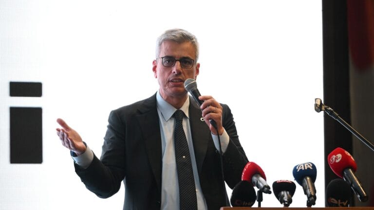 Sağlık Bakanı Kemal Memişoğlu Uçakta Yolcu Rahatsızlandığında İlk Müdahaleyi Yaptı