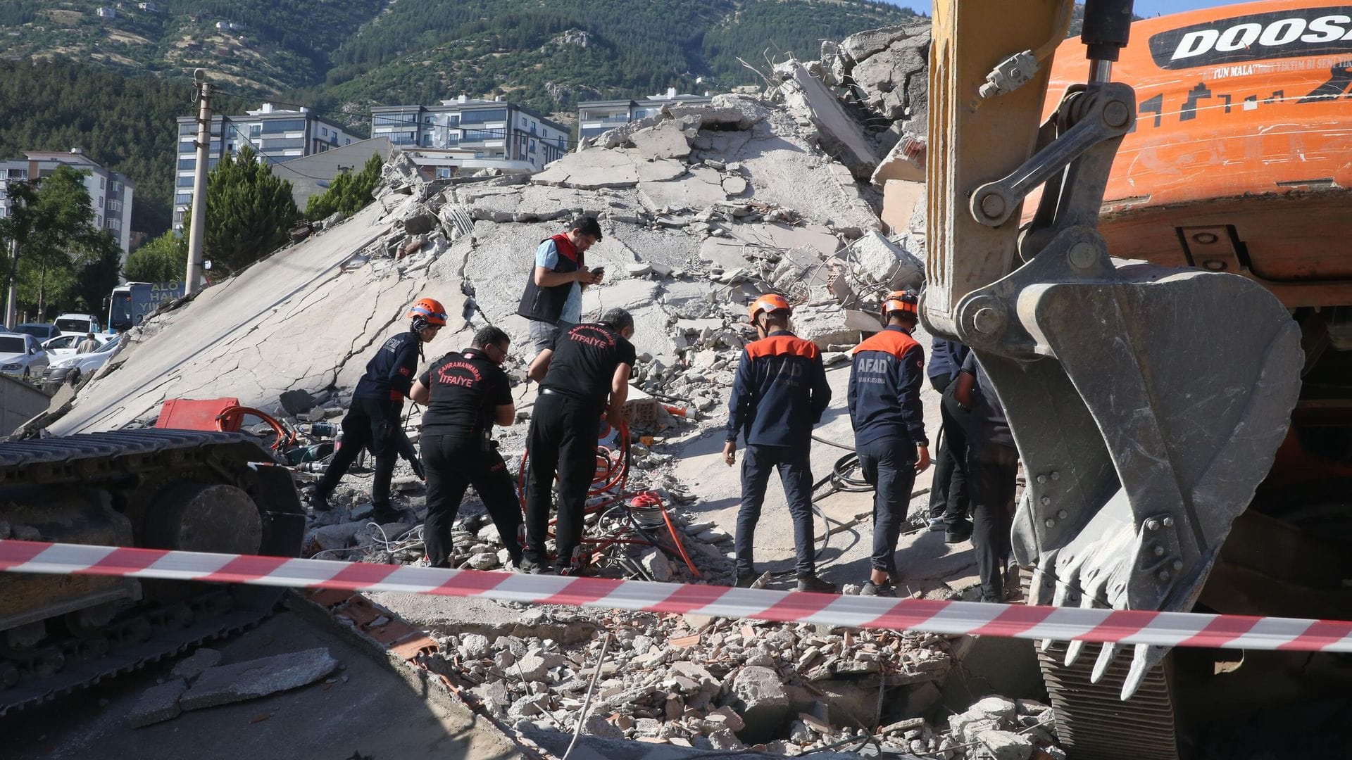 Yüksek Binaların Yıkımında Yeni Dönem: Artan Güvenlik ve Denetim Yüksek Binaların Yıkımında Yeni Dönem: Artan Güvenlik ve Denetim
