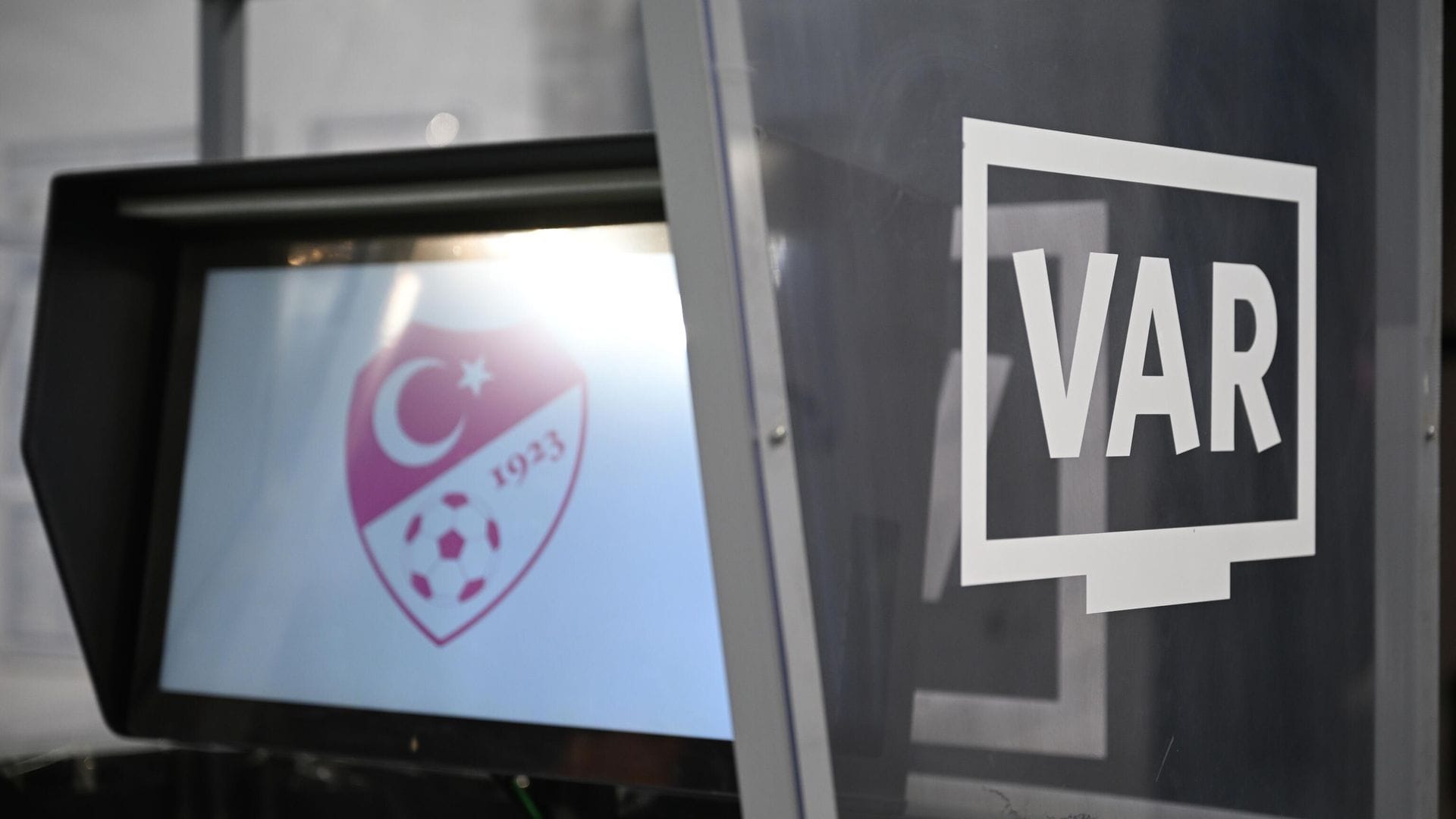 UEFA’dan Net Çizgi Projesi: Hakem Kararlarına Açıklık ve Tutarlılık UEFA’dan Net Çizgi Projesi: Hakem Kararlarına Açıklık ve Tutarlılık