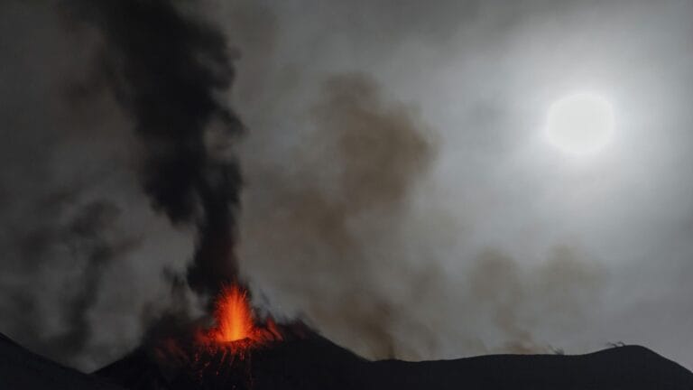 Etna Yanardağı Patladı: Katanya Havalimanı Uçuşlarına Ara Verildi