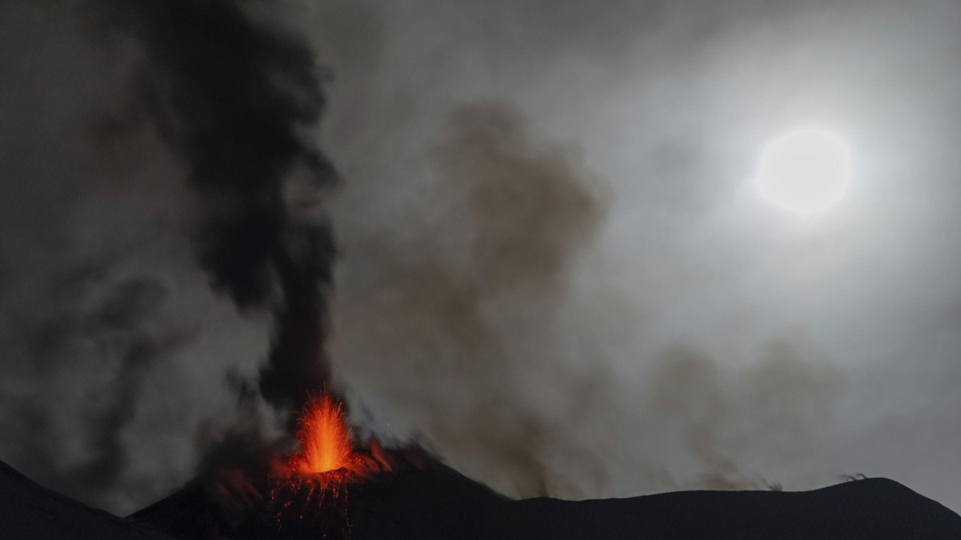 Etna Yanardağı Patladı: Katanya Havalimanı Uçuşlarına Ara Verildi