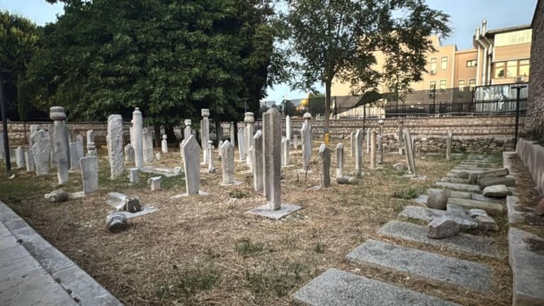 Fatih’teki Cami Haziresine Saldırı: Şüpheli Aranıyor