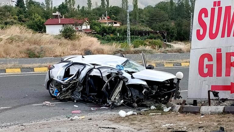 Tragedy in Tosya: Car Crashes into Drainage Channel, 2 Dead, 4 Injured