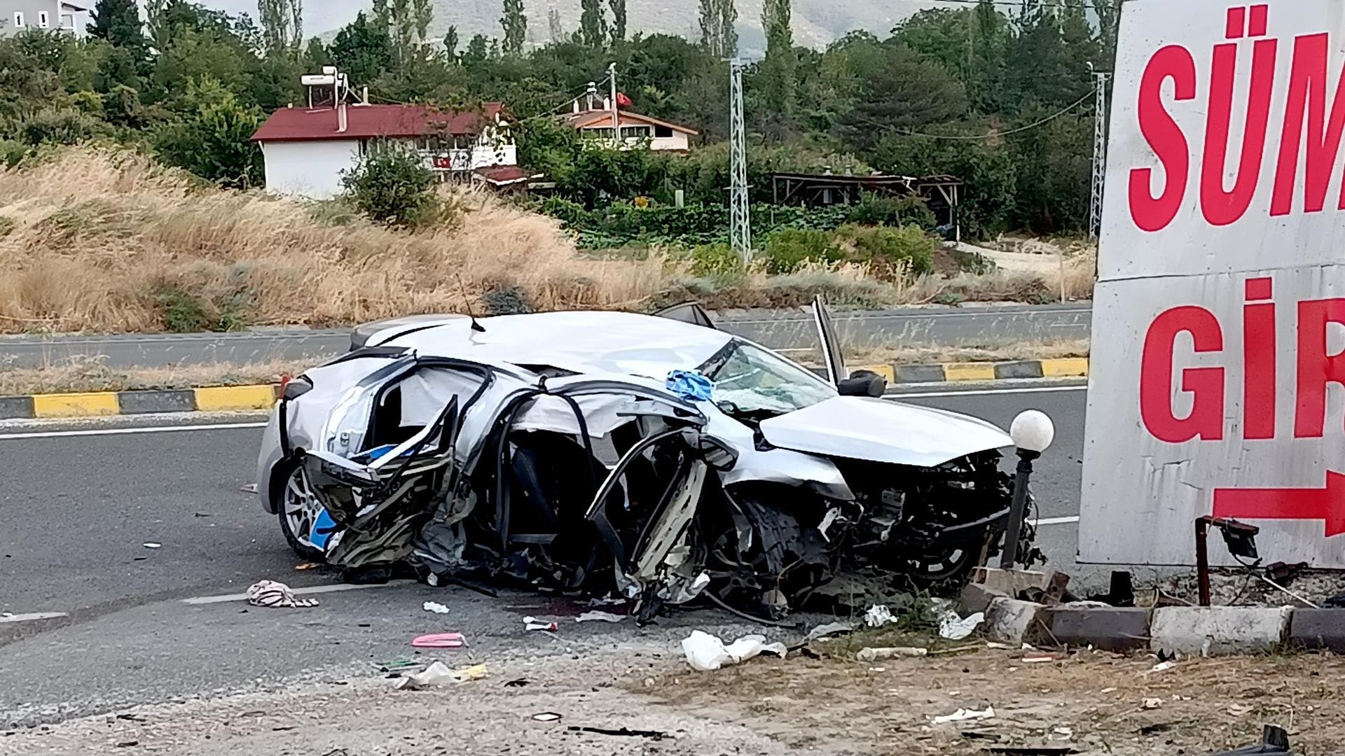 Tosya’da Trajedi: Menfeze Çarpan Otomobil Devrildi