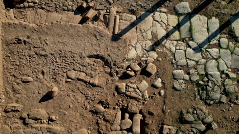 Manisa’da 2 Bin 500 Yıllık Keşif: Sardes Antik Kenti’nde Anıtsal Erkek Heykeli Bulundu