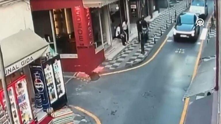 Motosikletli, Polisten Kaçarken Vali Yardımcısına Çarptı