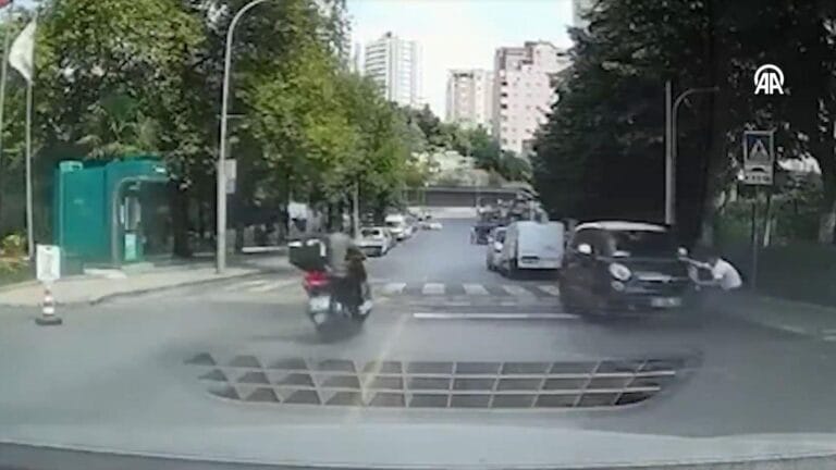 İstanbul’da Geri Kayan Otomobili Duvar Gibi Tutan Sürücü