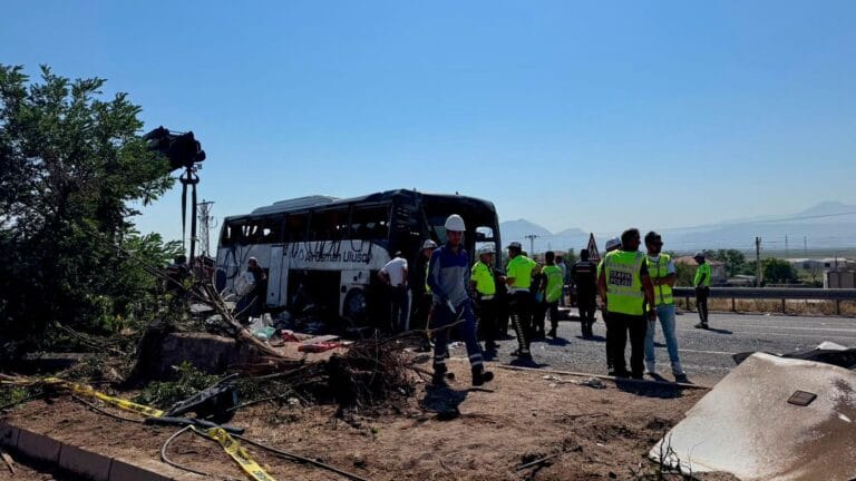 Kayseri’de Yolcu Otobüsü Kazası: 1 Ölü, 22 Yaralı