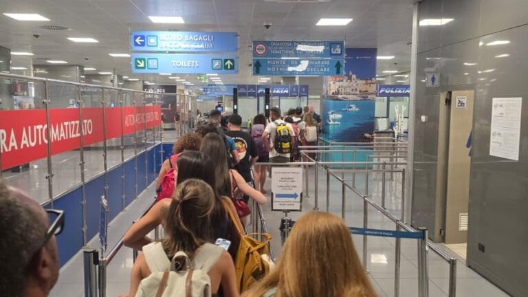 İtalya, İspanya Uçuşlarında Pasaport Kontrolüne Başladı