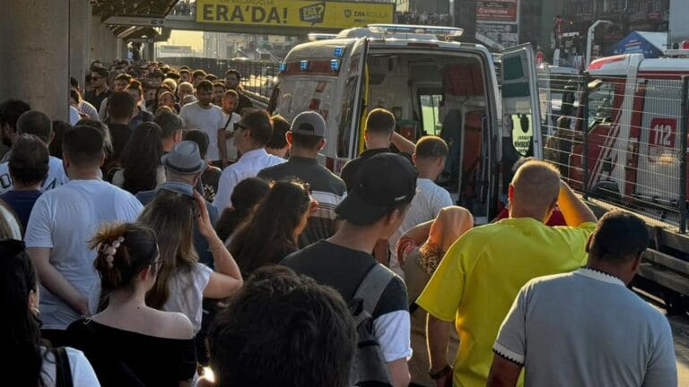 Şirinevler’de metrobüs durağında bekleyen kadın hattın üzerine düştü