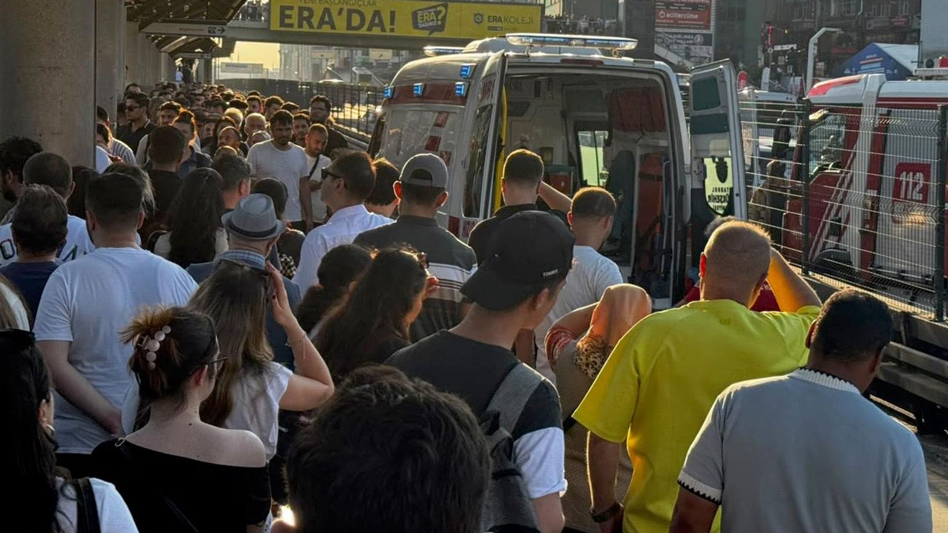 Şirinevler’de metrobüs durağında bekleyen kadın hattın üzerine düştü Şirinevler’de metrobüs durağında bekleyen kadın hattın üzerine düştü