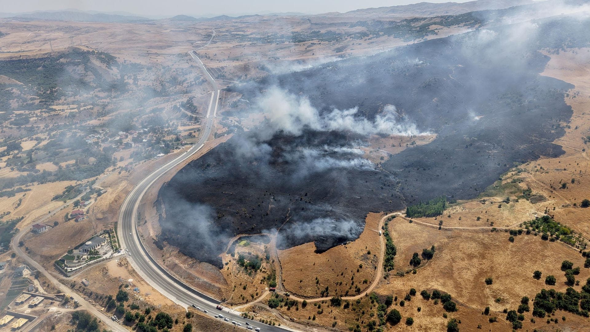 Fire in Tunceli's Meadow Area Spreads to Forest