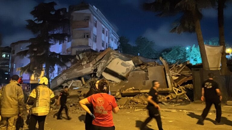 İstanbul Bahçelievler’de 4 Katlı Bina Aniden Çöktü