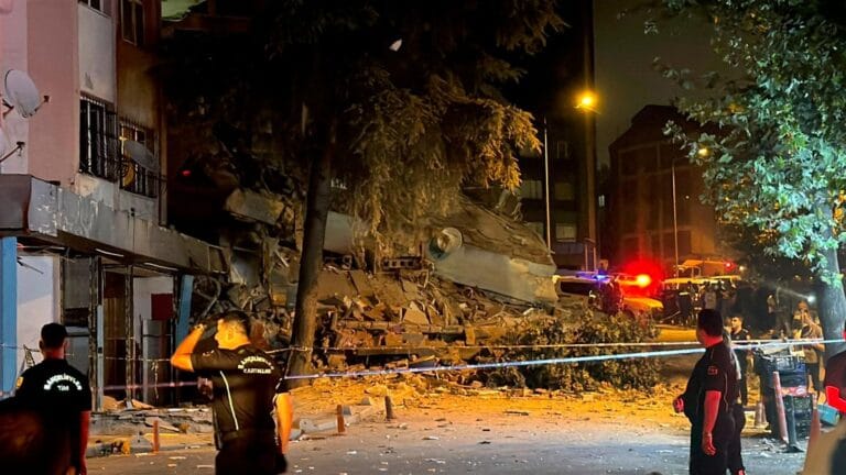 İstanbul Bahçelievler’de 4 Katlı Bina Aniden Çöktü
