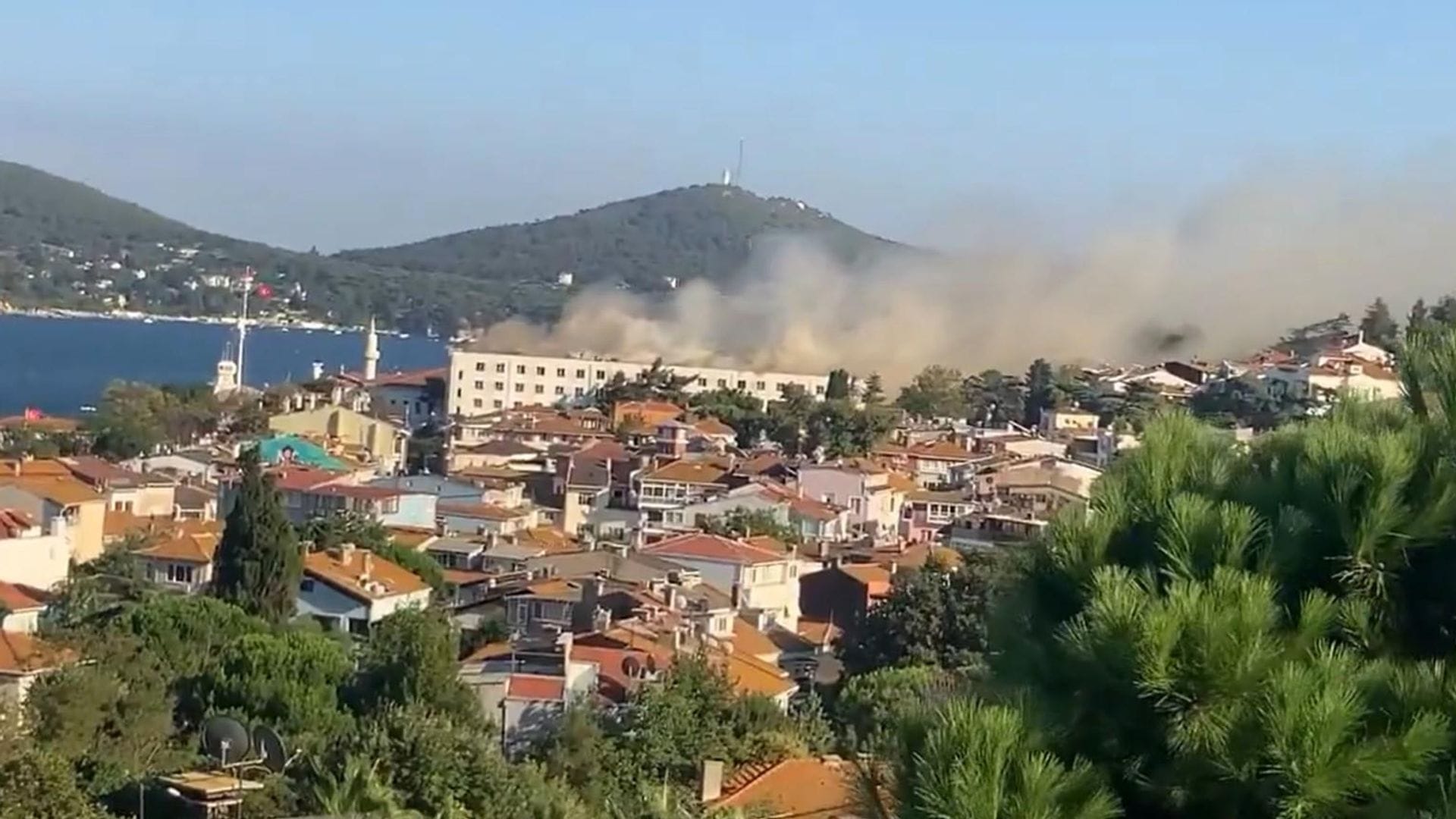 Heybeliada’da Heybeliada Deniz Harp Okulu’nda Çatı Yangını