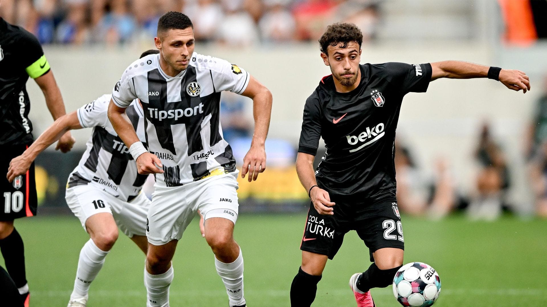 Beşiktaş, 10 kişiyle Hradec Kralove’yi mağlup etti