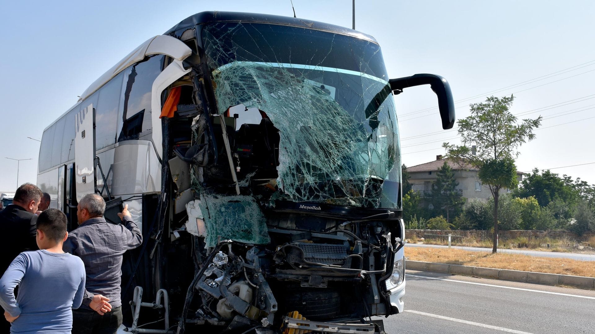 Yolcu Otobüsü Kamyonete Çarptı: 1 Ölü, 15 Yaralı Yolcu Otobüsü Kamyonete Çarptı: 1 Ölü, 15 Yaralı