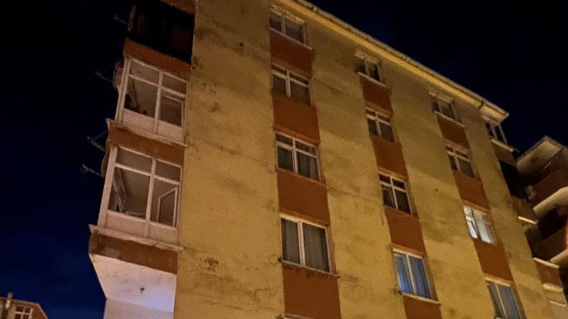 Güngören’de Alarm Veren Balkon Çökmesi Güngören’de Alarm Veren Balkon Çökmesi