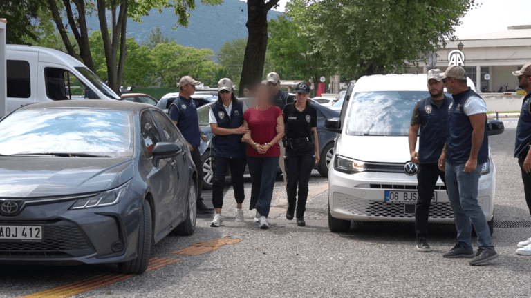 FETÖ Suikast Timi Üyesinin Kardeşine Yardım Ettiği Ortaya Çıktı: Abla Adliyeye Sevkedildi