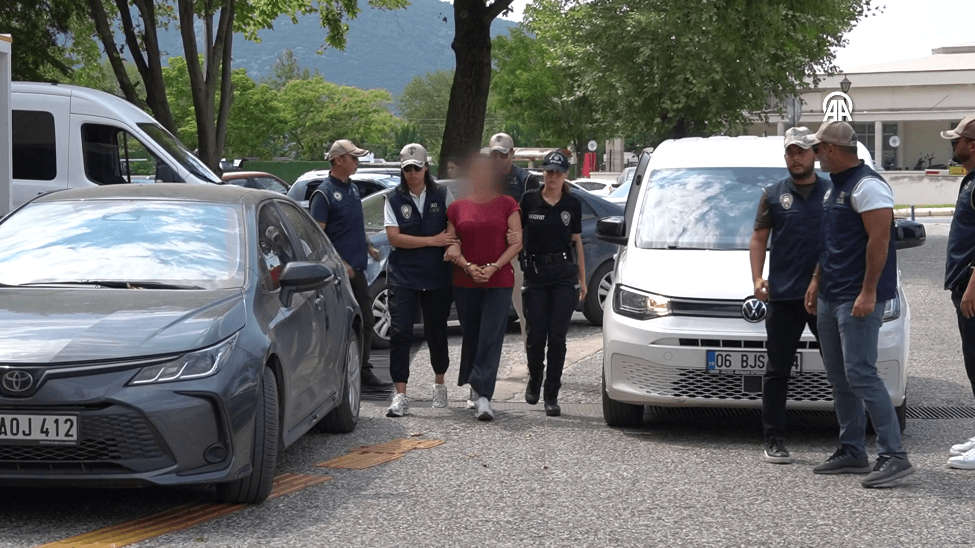FETÖ Suikast Timi Üyesinin Kardeşine Yardım Ettiği Ortaya Çıktı: Abla Adliyeye Sevkedildi FETÖ Suikast Timi Üyesinin Kardeşine Yardım Ettiği Ortaya Çıktı: Abla Adliyeye Sevkedildi