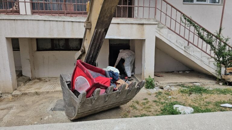 Çorum’da Evden 3 Kamyon Çöp Çıktı: Bodrum Katında Yaşayan Sakinlerden Kötü Koku Şikayeti