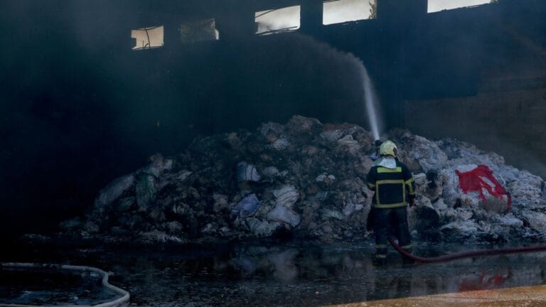 Gaziantep’teki Tekstil Fabrikasında Büyük Yangın: İtfaiye Müdahalede