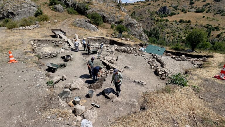 Hattuşa’da 2 Bin 300 Yıllık Keşif: Taş Sanduka Mezarlarda İskeletler ve Gizemli Bıçak Bulundu